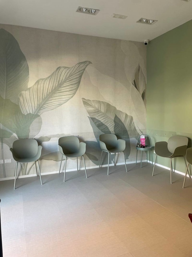 Studio Medico Reggio Calabria – Realizzato: sala d'attesa con carta da parati botanica Photowall Wild Bouquet e sedute verde salvia