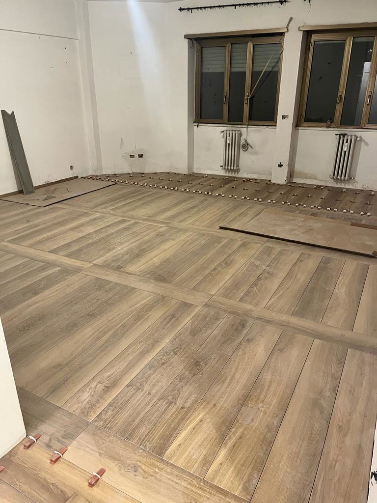Pavimento effetto legno posa a cassero irregolare – risultato finale Roma