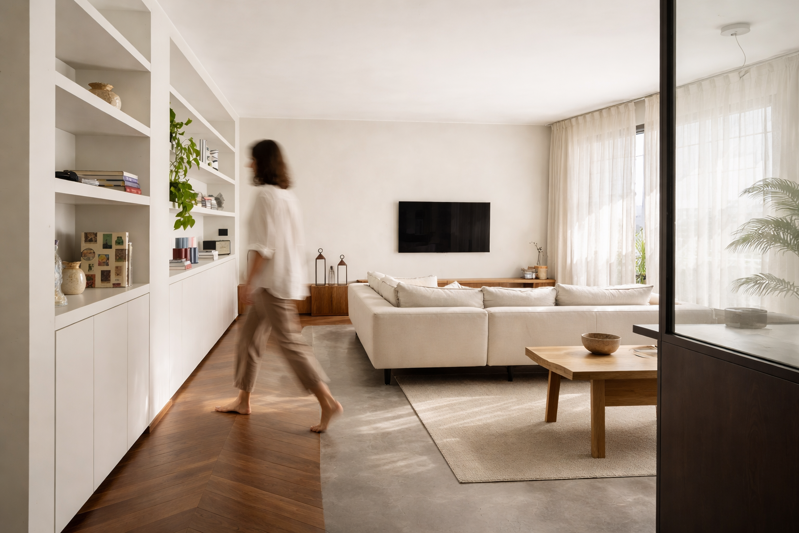 Soggiorno moderno minimal con luce naturale – Interior design contemporaneo italiano