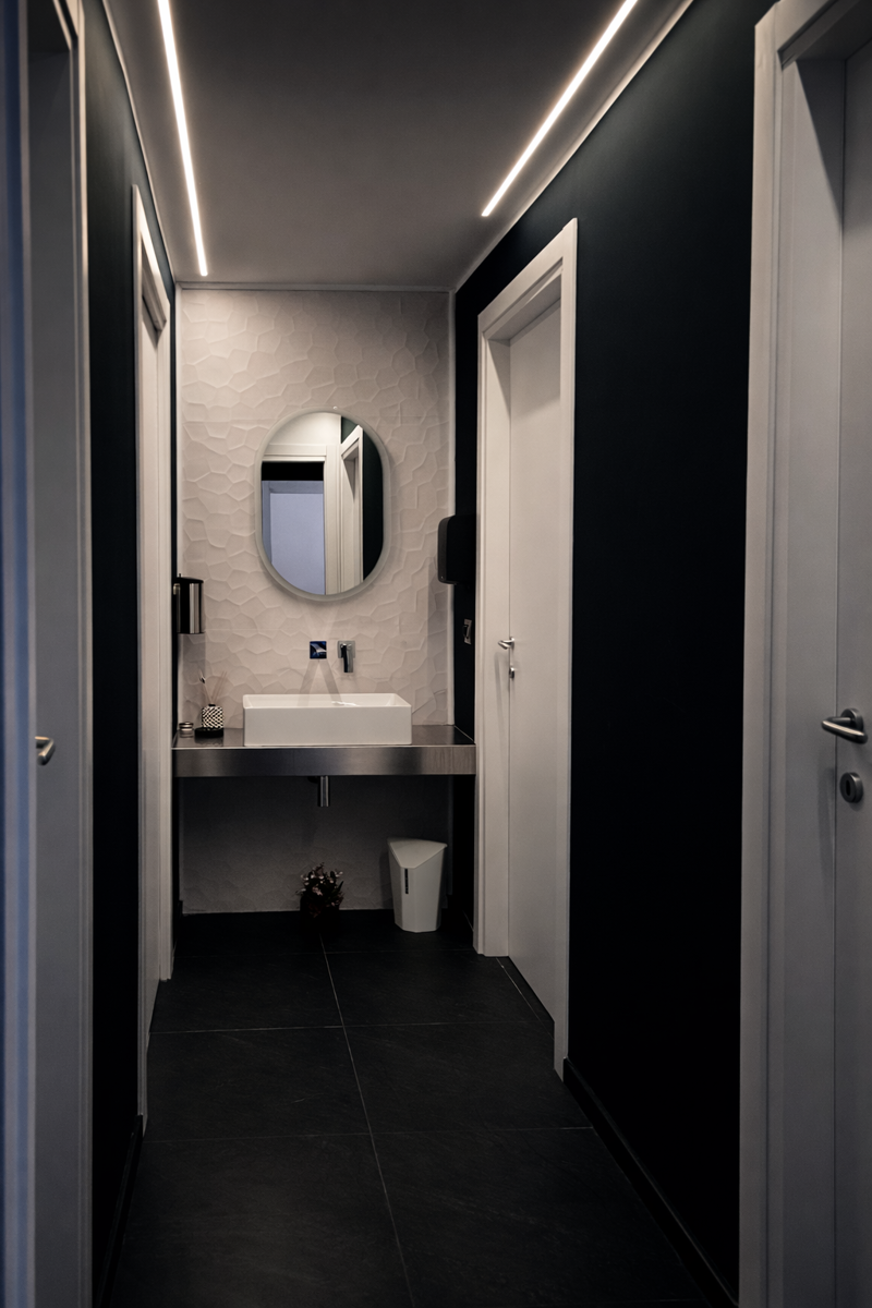 Palestra FITLAB Reggio Calabria – Realizzato: corridoio spogliatoi con lavabo su mensola in acciaio e rivestimento tridimensionale bianco