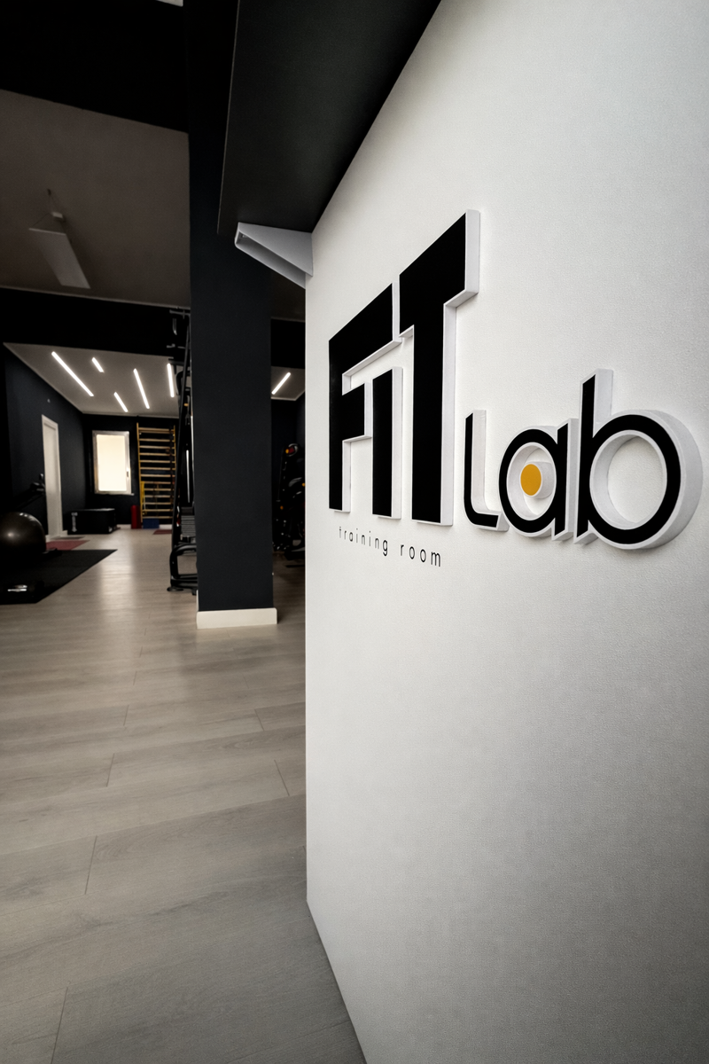 Palestra FITLAB Reggio Calabria – Realizzato: ingresso con logo tridimensionale FITLAB training room e vista sulla sala allenamento
