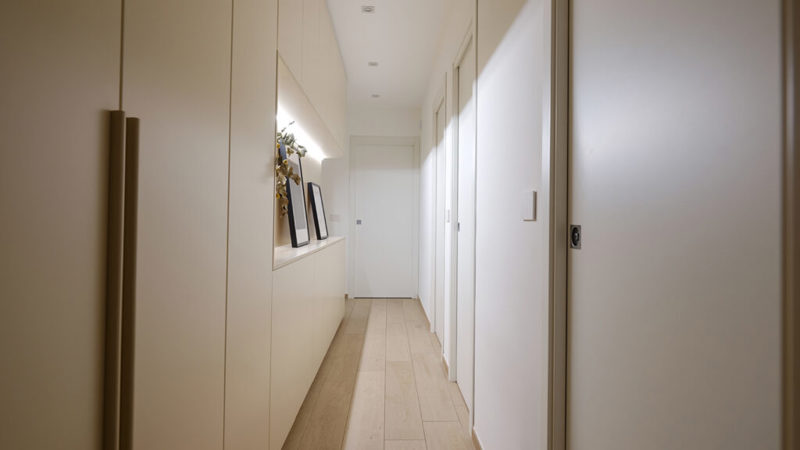 quattrone-architetti-armadio-su-misura-corridoio-porte-filo-muro-1024x576