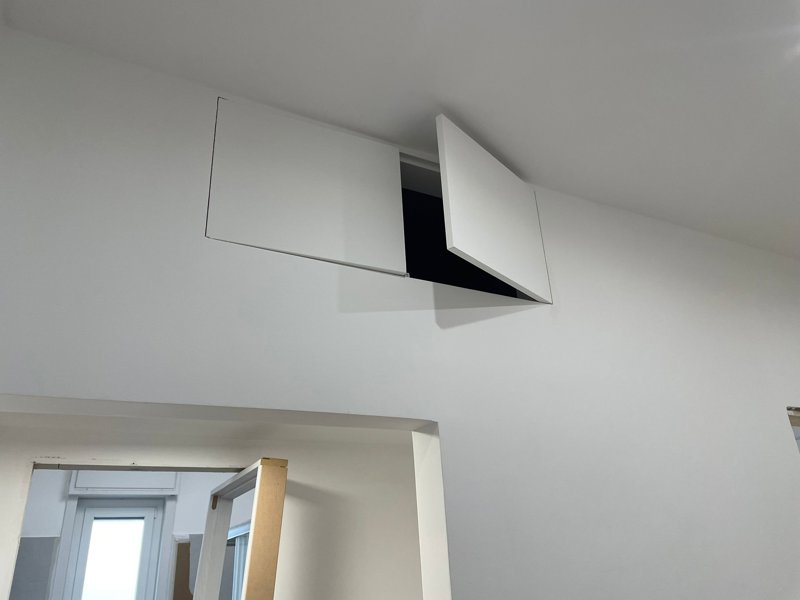 Ristrutturazione Appartamento Reggio Calabria – Cantiere: armadio nel soppalco con ante a scomparsa integrate nel soffitto