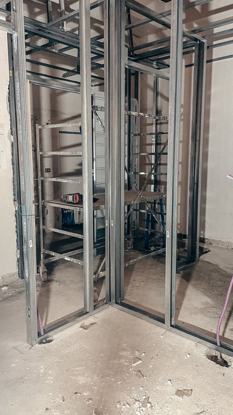 Palestra FITLAB Reggio Calabria – Dettaglio cantiere: struttura metallica a montanti per pareti in cartongesso
