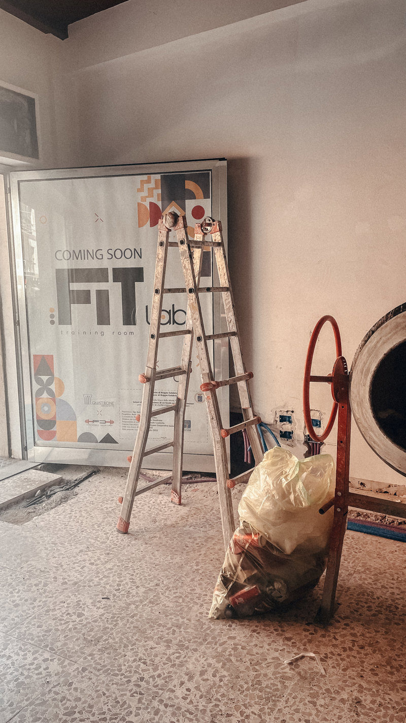 Palestra FITLAB Reggio Calabria – Cantiere in corso: vetrina con brand identity e grafica "Coming Soon"