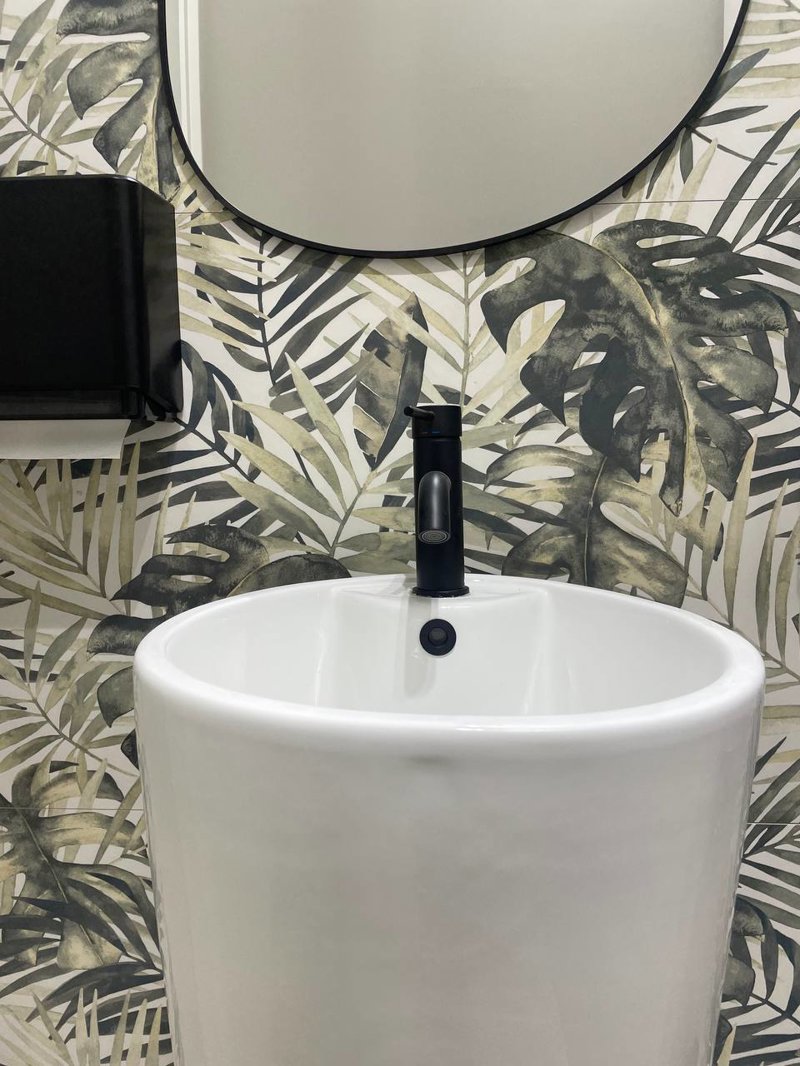 Studio Medico Reggio Calabria – Realizzato: antibagno con lavabo a colonna freestanding, rubinetto nero opaco e rivestimento Mirage Palm