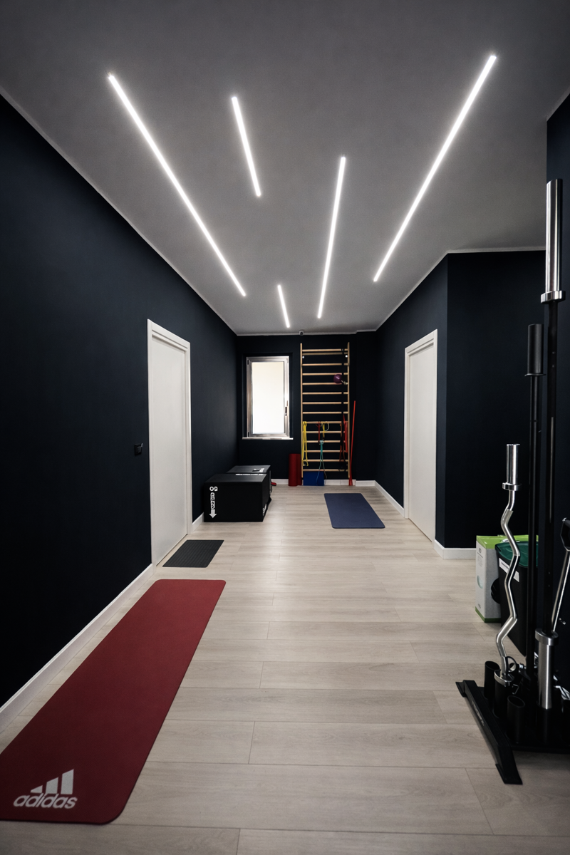 Palestra FITLAB Reggio Calabria – Realizzato: sala corpo libero con illuminazione LED a tagli diagonali e pareti antracite