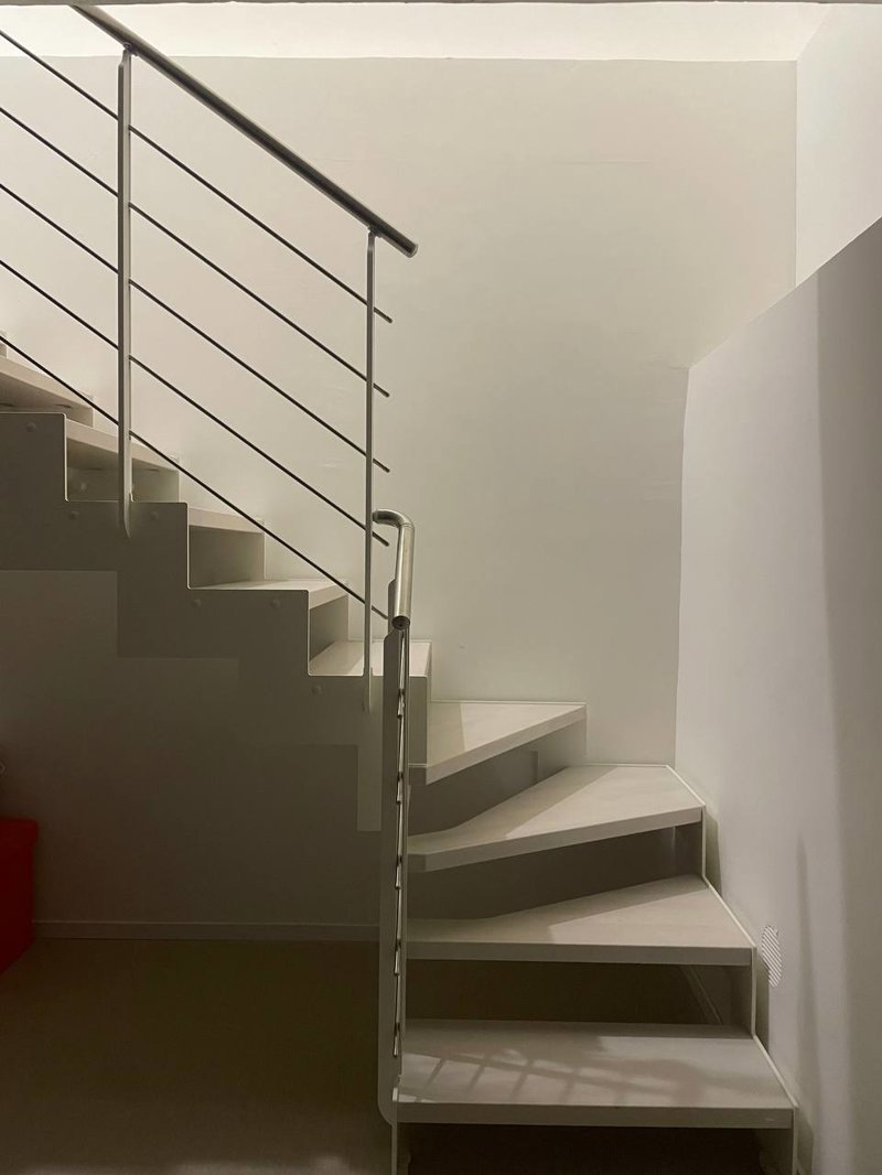 Studio Medico Reggio Calabria – Realizzato: vano scala rivestito in tono greige con ringhiera in acciaio inox