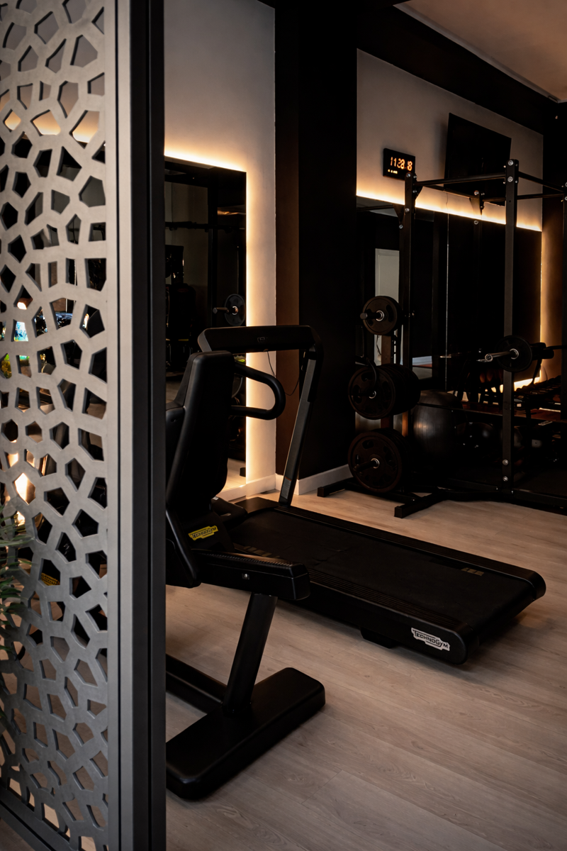 Palestra FITLAB Reggio Calabria – Realizzato: sala macchine con tapis roulant Technogym, pannello decorativo traforato e specchi retroilluminati