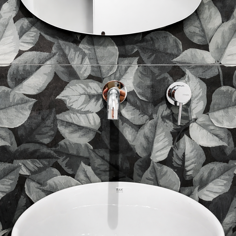 Studio Dentistico Reggio Calabria – Realizzato: dettaglio bagno con lavabo RAK Ceramics, rubinetteria a parete e rivestimento botanico dark