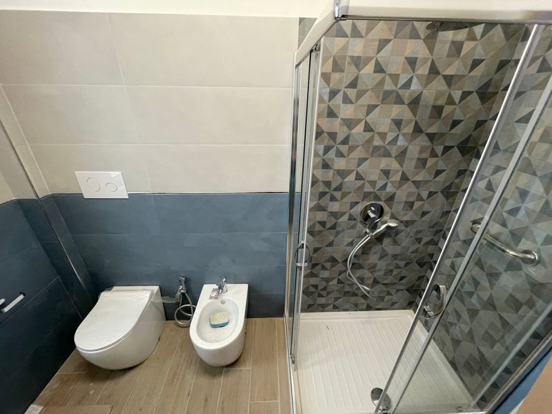Ristrutturazione Appartamento Reggio Calabria – Bagno con rivestimento geometrico, box doccia e sanitari 