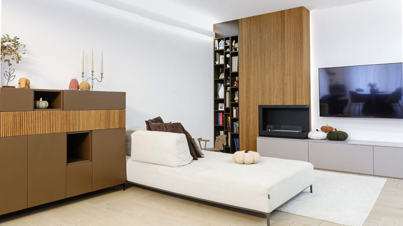 quattrone-architetti-soggiorno-moderno-boiserie-cannettata-interior-design-1024x576