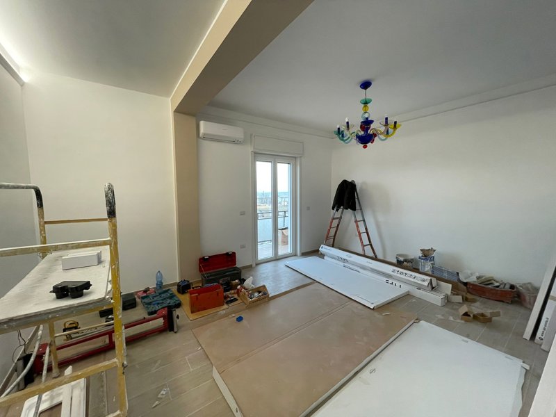 Ristrutturazione Appartamento Reggio Calabria – Cantiere soggiorno: fase finale prima della posa degli arredi
