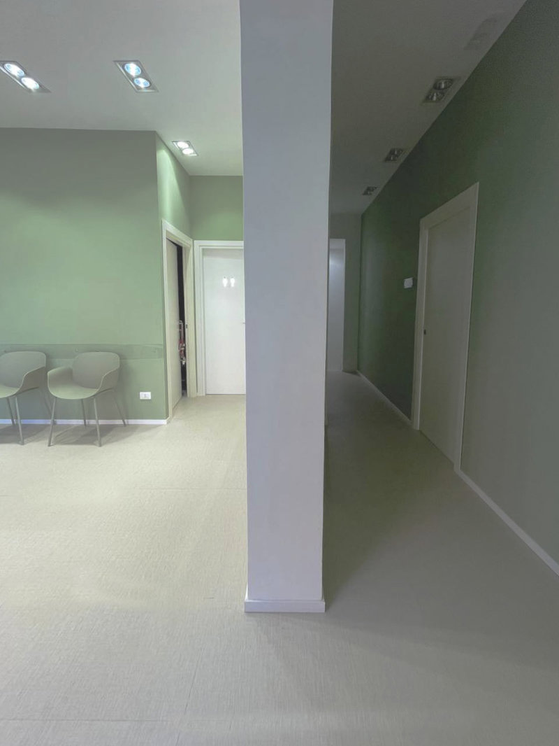 Studio Medico Reggio Calabria – Realizzato: corridoio distributivo e sala d'attesa con pareti verde salvia e pavimento in lino
