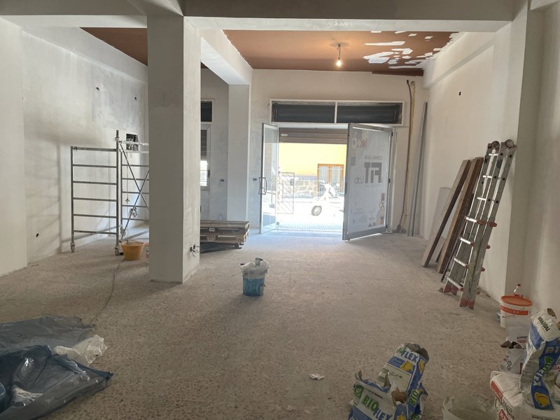 Palestra FITLAB Reggio Calabria – Cantiere in fase avanzata: ingresso e sala principale con pareti intonacate