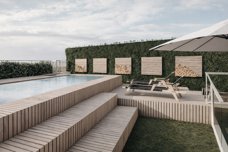 Progetto esterni con piscina e deck in legno – Design contemporaneo outdoor